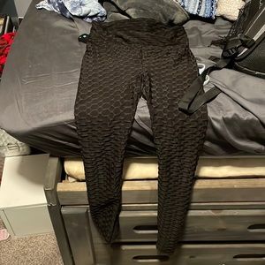 Scrunch leggings also criss cross in the front
